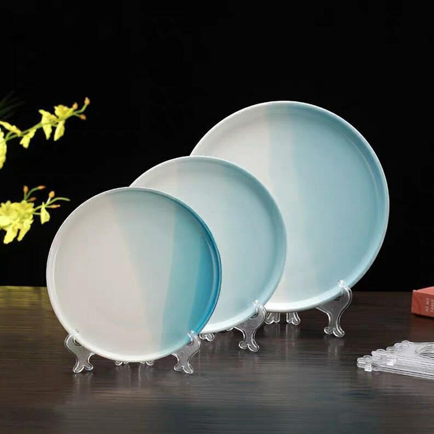 4 Pack 12 Inch Clear Plastic Easels or Stand/Plate Holders to Display Pictures or Other Items at Weddings, Plate Stands for Home Decoration, Birthday, Tables