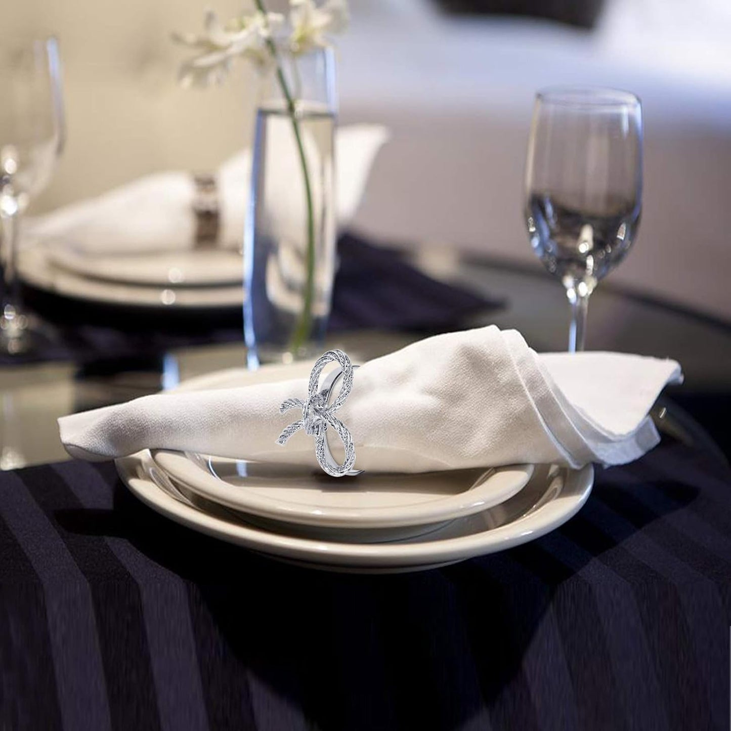 Pack of 18 Napkin Rings Alloy Hollow Out Flower Napkin Holder Dinning Table Napkin Ring for Dinner Parties Wedding Banquet Table Setting Family Gatherings Table Decor（Silver，18）