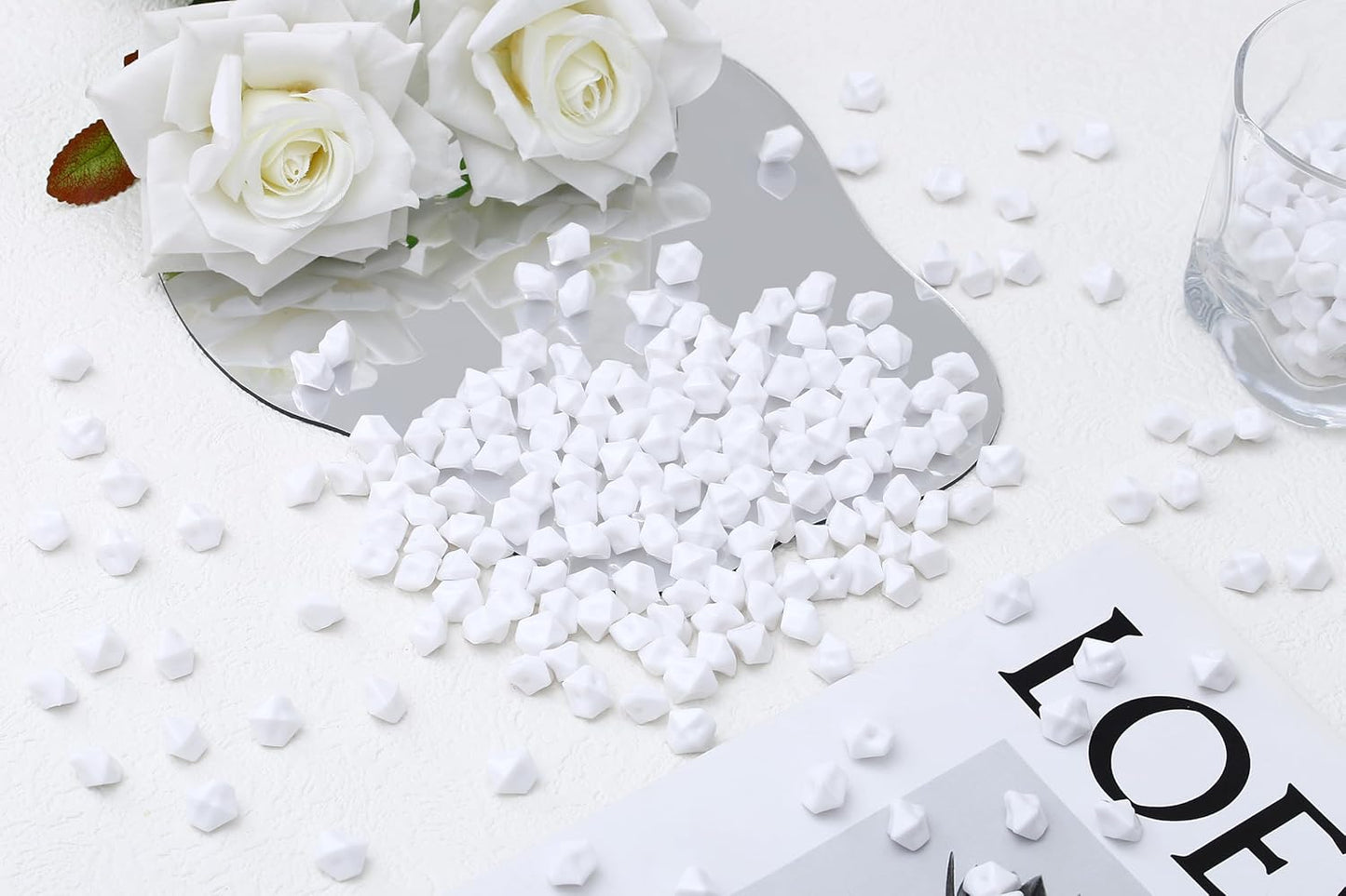 LAIDANLA 500PCS White Acrylic Gems Vase Fillers for Centerpiece White Fake Ice Cubes Plastic Diamonds Fake Crushed Rocks DIY Party Table Scatter Prop Wedding Decoration Accessories