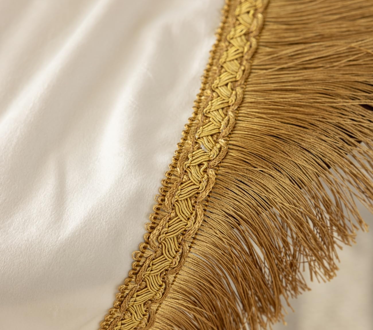 F-CHU White Tablecloth Thickset Velvet Tablecloth with Beautiful Gold Tassels Vintage Table Cloth for Home Decor Wedding, Party, Banquet and Events 70" Round