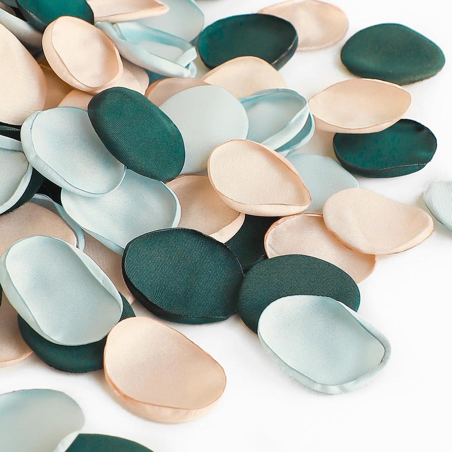 Floroom 300pcs Rose Petals Emerald Green Champagne Faux Silk Flower Petals for Wedding Flower Girl Basket Aisle Scatter Dinner Table Centerpieces Party Confetti Bridal Shower Romantic Night Decoration